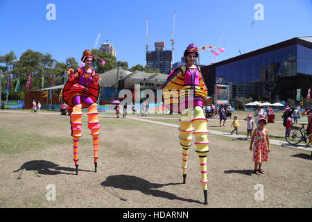 Sydney, Australie. 11 décembre 2016. Une manifestation a été organisée pour fêter la transformation de Sydney Darling Harbour. Sur la photo : les artistes interprètes ou exécutants d'itinérance - insectes sur pilotis. Credit : Crédit : Richad Milnes/Alamy Live News Banque D'Images