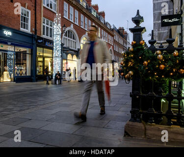 Londres, Royaume-Uni. 11Th Feb 2016. Les achats de Noël à West End de Londres le 10/12/2016 à South Molton Street, . Shoppers chargés de sacs dans l'élégant décor de fête South Molton Street. Credit : Julie Edwards/Alamy Live News Banque D'Images