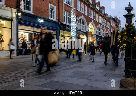 Londres, Royaume-Uni. 11Th Feb 2016. Les achats de Noël à West End de Londres le 10/12/2016 à South Molton Street, . Shoppers chargés de sacs dans l'élégant décor de fête South Molton Street. Credit : Julie Edwards/Alamy Live News Banque D'Images