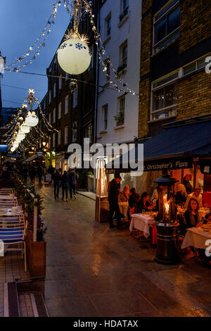 Londres, Royaume-Uni. 11Th Feb 2016. Les achats de Noël à West End de Londres le 10/12/2016 au St Christophers Place, . St Christophers place juste à côté d'Oxford Street où les clients peuvent se relaxer et dîner est très festive. Credit : Julie Edwards/Alamy Live News Banque D'Images