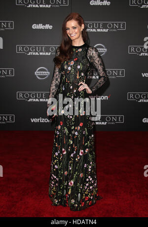 Hollywood, CA - le 10 décembre : Lydia Hearst, à première de Walt Disney Pictures et Lucasfilm's "Voyous Une : Une histoire de la guerre des étoiles" au théâtre Pantages, Californie le 10 décembre 2016. Credit : Faye Sadou/MediaPunch Banque D'Images