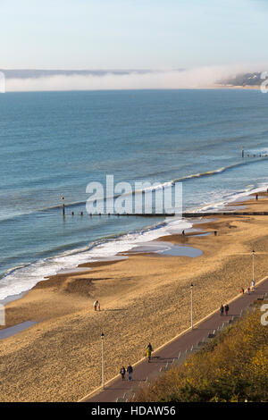 Bournemouth, Dorset, UK 11 décembre 2016. Météo France : belle journée ensoleillée à la plage de Bournemouth après une bande de brouillard de mer disparaît, en tant que visiteurs, chef de la mer pour profiter du soleil et d'échapper à l'shoppers Noël Crédit : Carolyn Jenkins/Alamy Live News Banque D'Images