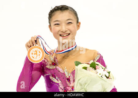 Marseille, France. 9Th Mar, 2016. Kaori Sakamoto (JPN) Figure Skating : Troisième placé Kaori Sakamoto du Japon pose avec sa médaille lors de la cérémonie de remise des médailles pour les dames de l'ISU Junior Grand Prix of Figure Skating Final 2016 au Palais Omnisports Marseille Grand-Est à Marseille, France . © Enrico Calderoni/AFLO SPORT/Alamy Live News Banque D'Images