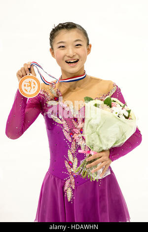 Marseille, France. 9Th Mar, 2016. Kaori Sakamoto (JPN) Figure Skating : Troisième placé Kaori Sakamoto du Japon pose avec sa médaille lors de la cérémonie de remise des médailles pour les dames de l'ISU Junior Grand Prix of Figure Skating Final 2016 au Palais Omnisports Marseille Grand-Est à Marseille, France . © Enrico Calderoni/AFLO SPORT/Alamy Live News Banque D'Images