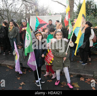 London UK 11 décembre 2016 que la Turquie encore sous le choc de la nuit dernière à la bombe à Istanbul, et le gouvernement est orienté son doigt vers la KKP (Parti des travailleurs kurdes) pour les atrocités. Le peuple kurde vivant à Londres ont marché vers l'ambassade de Turquie pour protester contre ce qu'ils disent que le président turc Recep Tayyip Erdoğan et son AKP et tenter de détruire tous les partis d'opposition y compris HDP, syndicats, organisations de femmes, les médias et les ONG, privant le peuple turc de la démocratie. Crédit : Paul/Quezada-Neiman Alamy Live News Banque D'Images