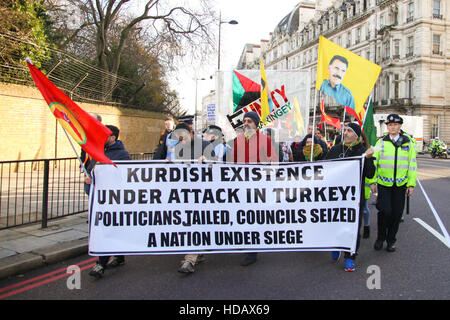 Ambassade de Turquie , , Londres, UK 11 Dec 2016 - Des centaines de manifestants kurdes et leurs partisans manifester devant l'ambassade turque à Londres contre la répression du gouvernement turc sur les Kurdes et exiger la libération de deux dirigeants de la Turquie pro-kurde du Parti démocratique populaire (HDP) et les députés et les prisonniers politiques en Turquie. Credit : Dinendra Haria/Alamy Live News Banque D'Images