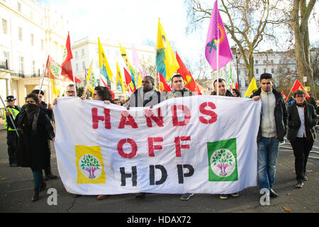 Ambassade de Turquie , , Londres, UK 11 Dec 2016 - David Lammy MP pour Tottenham rejoint le mars au Parlement. Des centaines de manifestants kurdes et leurs partisans manifester devant l'ambassade turque à Londres contre la répression du gouvernement turc sur les Kurdes et exiger la libération de deux dirigeants de la Turquie pro-kurde du Parti démocratique populaire (HDP) et les députés et les prisonniers politiques en Turquie. Credit : Dinendra Haria/Alamy Live News Banque D'Images