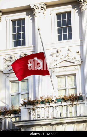 Ambassade de Turquie , , Londres, UK 11 Dec 2016 - drapeau turc qui flotte en suivant masque la nuit dernière à la bombe à Istanbul,Turquie, et le gouvernement blâme la KKP (Parti des travailleurs kurdes) pour les atrocités. Credit : Dinendra Haria/Alamy Live News Banque D'Images