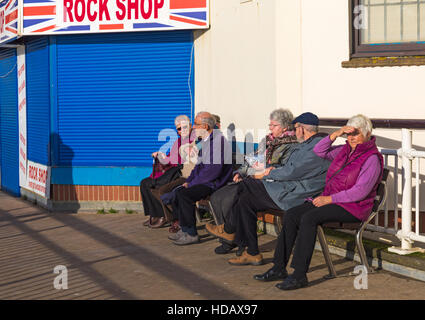Bournemouth, Dorset, UK 11 décembre 2016. Les retraités assis sur un banc par le Rock Shop par l'entrée de la jetée de Bournemouth sur une belle journée ensoleillée en décembre. Credit : Carolyn Jenkins/Alamy Live News Banque D'Images