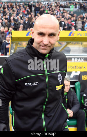 Moenchengladbach, Allemagne. Dec 11, 2016. L'entraîneur de Gladbach Andre Schubert avant le match de la Bundesliga match de foot entre Borussia Moenchengladbach et FSV Mainz 05 dans le stade Borussia-Park Mönchengladbach, Allemagne, au 11 décembre 2016. (CONDITIONS D'EMBARGO - ATTENTION : En raison de la lignes directrices d'accréditation, le LDF n'autorise la publication et l'utilisation de jusqu'à 15 photos par correspondance sur internet et dans les médias en ligne pendant le match.) Photo : Federico Gambarini/dpa/Alamy Live News Banque D'Images