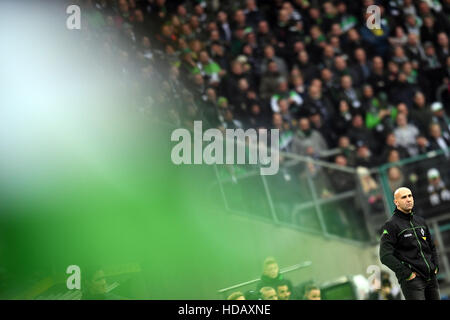 Moenchengladbach, Allemagne. Dec 11, 2016. L'entraîneur de Gladbach Andre Schubert pendant le jeu de la Bundesliga match de foot entre Borussia Moenchengladbach et FSV Mainz 05 dans le stade Borussia-Park Mönchengladbach, Allemagne, au 11 décembre 2016. (CONDITIONS D'EMBARGO - ATTENTION : En raison de la lignes directrices d'accréditation, le LDF n'autorise la publication et l'utilisation de jusqu'à 15 photos par correspondance sur internet et dans les médias en ligne pendant le match.) Photo : Federico Gambarini/dpa/Alamy Live News Banque D'Images