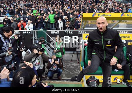 Moenchengladbach, Allemagne. Dec 11, 2016. L'entraîneur de Gladbach Andre Schubert avant le match de la Bundesliga match de foot entre Borussia Moenchengladbach et FSV Mainz 05 dans le stade Borussia-Park Mönchengladbach, Allemagne, au 11 décembre 2016. (CONDITIONS D'EMBARGO - ATTENTION : En raison de la lignes directrices d'accréditation, le LDF n'autorise la publication et l'utilisation de jusqu'à 15 photos par correspondance sur internet et dans les médias en ligne pendant le match.) Photo : Federico Gambarini/dpa/Alamy Live News Banque D'Images