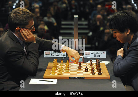 Londres, Royaume-Uni. Dec 11, 2016. Levon Aronian (ARM) déménagement à prendre un pion pendant les premières étapes de son match avec Wesley So (USA) sur la troisième journée du London Chess Classic. Aronian (qui est classé 5ème dans le monde) est en ce moment à la 5ème place car la concurrence s'installe dans la dernière étape de la tournée 2016 Les Grands Échecs, partie de la London Chess Classic festival qui a lieu à l'Olympia Conference Centre, London, UK. La tour propose tous les dix meilleurs joueurs du monde à l'exception de Magnus Carlsen et Sergey Karjakin. Crédit : Michael Preston/Alamy Live News Banque D'Images