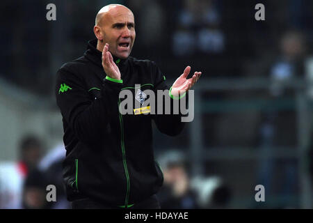 Moenchengladbach, Allemagne. Dec 11, 2016. L'entraîneur de Gladbach Andre Schubert pendant le jeu de la Bundesliga match de foot entre Borussia Moenchengladbach et FSV Mainz 05 dans le stade Borussia-Park Mönchengladbach, Allemagne, au 11 décembre 2016. (CONDITIONS D'EMBARGO - ATTENTION : En raison de la lignes directrices d'accréditation, le LDF n'autorise la publication et l'utilisation de jusqu'à 15 photos par correspondance sur internet et dans les médias en ligne pendant le match.) Photo : Federico Gambarini/dpa/Alamy Live News Banque D'Images