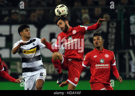 Moenchengladbach, Allemagne. Dec 11, 2016. Gladbach's Mahmoud Dahoud (l) et de Mayence's Yunus Malli rivalisent pour le ballon pendant le match de football Bundesliga allemande entre Borussia Moenchengladbach et FSV Mainz 05 dans le stade Borussia-Park Mönchengladbach, Allemagne, au 11 décembre 2016. (CONDITIONS D'EMBARGO - ATTENTION : En raison de la lignes directrices d'accréditation, le LDF n'autorise la publication et l'utilisation de jusqu'à 15 photos par correspondance sur internet et dans les médias en ligne pendant le match.) Photo : Federico Gambarini/dpa/Alamy Live News Banque D'Images