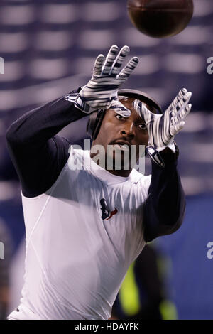 Indianapolis, Indiana, USA. Dec 11, 2016. Décembre 11th, 2016 - Indianapolis, Indiana, États-Unis - Les joueurs réchauffer avant le match de football américain NFL entre les Houston Texans et les Indianapolis Colts au stade Lucas Oil. © Adam Lacy/ZUMA/Alamy Fil Live News Banque D'Images