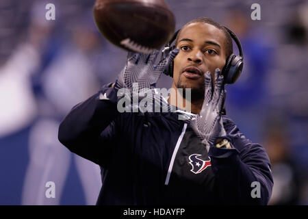 Indianapolis, Indiana, USA. Dec 11, 2016. Décembre 11th, 2016 - Indianapolis, Indiana, États-Unis - Les joueurs réchauffer avant le match de football américain NFL entre les Houston Texans et les Indianapolis Colts au stade Lucas Oil. © Adam Lacy/ZUMA/Alamy Fil Live News Banque D'Images