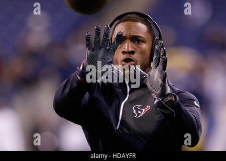 Indianapolis, Indiana, USA. Dec 11, 2016. Décembre 11th, 2016 - Indianapolis, Indiana, États-Unis - Les joueurs réchauffer avant le match de football américain NFL entre les Houston Texans et les Indianapolis Colts au stade Lucas Oil. © Adam Lacy/ZUMA/Alamy Fil Live News Banque D'Images