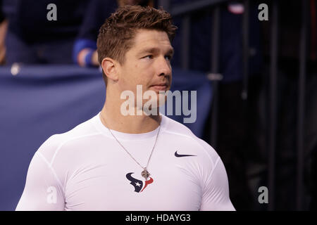 Indianapolis, Indiana, USA. Dec 11, 2016. Décembre 11th, 2016 - Indianapolis, Indiana, États-Unis - Les joueurs réchauffer avant le match de football américain NFL entre les Houston Texans et les Indianapolis Colts au stade Lucas Oil. © Adam Lacy/ZUMA/Alamy Fil Live News Banque D'Images