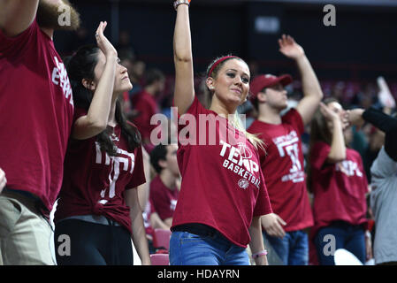 Philadelphie, Pennsylvanie, USA. 7 Décembre, 2016. Le Temple section étudiante célébrer comme les ducs d'essayer de revenir dans la seconde moitié d'un match de basket-ball qui se joue à l'Liacouras Center de Philadelphie. GW a battu 66-63 Temple. © Ken Inness/ZUMA/Alamy Fil Live News Banque D'Images