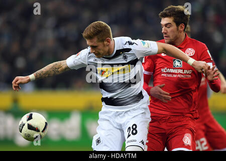 Moenchengladbach, Allemagne. Dec 11, 2016. Gladbach's André Hahn (l) et de Mayence Stefan Bell rivalisent pour le ballon pendant le match de football Bundesliga allemande entre Borussia Moenchengladbach et FSV Mainz 05 dans le stade Borussia-Park Mönchengladbach, Allemagne, au 11 décembre 2016. (CONDITIONS D'EMBARGO - ATTENTION : En raison de la lignes directrices d'accréditation, le LDF n'autorise la publication et l'utilisation de jusqu'à 15 photos par correspondance sur internet et dans les médias en ligne pendant le match.) Photo : Federico Gambarini/dpa/Alamy Live News Banque D'Images