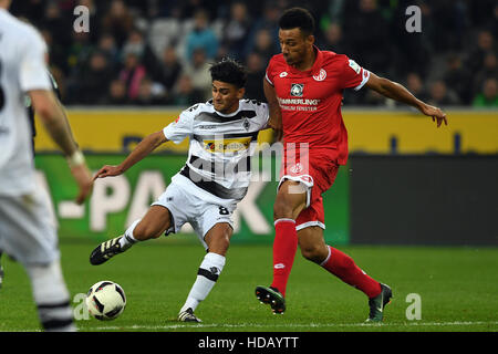 Moenchengladbach, Allemagne. Dec 11, 2016. Gladbach's Mahmoud Dahoud (l) et de Mayence's Karim Onisiwo rivalisent pour le ballon pendant le match de football Bundesliga allemande entre Borussia Moenchengladbach et FSV Mainz 05 dans le stade Borussia-Park Mönchengladbach, Allemagne, au 11 décembre 2016. (CONDITIONS D'EMBARGO - ATTENTION : En raison de la lignes directrices d'accréditation, le LDF n'autorise la publication et l'utilisation de jusqu'à 15 photos par correspondance sur internet et dans les médias en ligne pendant le match.) Photo : Federico Gambarini/dpa/Alamy Live News Banque D'Images