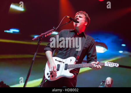 Inglewood, Californie, USA. 11Th Feb 2016. JIM ADKINS de Jimmy Eat World pendant la presque KROQ Acoustic concert de Noël à l'instance à Inglewood, Californie © Daniel DeSlover/ZUMA/Alamy Fil Live News Banque D'Images