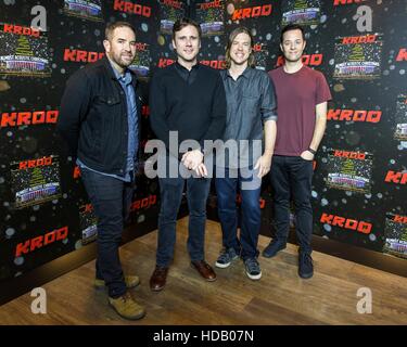 Inglewood, Californie, USA. 11Th Feb 2016. ZACH LIND, JIM ADKINS, RICK BURCH et TOM Linton, de Jimmy Eat World poser sur le tapis rouge lors de la presque KROQ Acoustic concert de Noël à l'instance à Inglewood, Californie © Daniel DeSlover/ZUMA/Alamy Fil Live News Banque D'Images