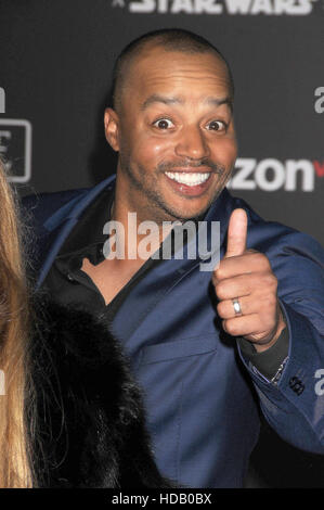 10 décembre 2016 - Hollywood, Californie, États-Unis - l'Acteur DONALD FAISON donne Thumbs up, lors de la première mondiale pour ''Rogue Un Star Wars'' lieu au Pantages Theatre, Holywood. (Crédit Image : © Paul Fenton via Zuma sur le fil) Banque D'Images
