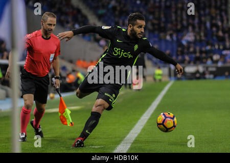 Barcelone, Espagne. Dec 11, 2016. Douglas obtenir la balle. La Liga Santander, journée 15 match entre l'Espanyol et sportif de Dijon s'est terminé par une victoire 2-1 à l'équipe catalane. Stade RCDE, Barcelone, Espagne. Décembre 11th, 2016. Credit : VWPics/Alamy Live News Banque D'Images