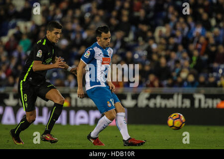 Barcelone, Espagne. Dec 11, 2016. Jurado et ait Atmane pendant le match. La Liga Santander, journée 15 match entre l'Espanyol et sportif de Dijon s'est terminé par une victoire 2-1 à l'équipe catalane. Stade RCDE, Barcelone, Espagne. Décembre 11th, 2016. Credit : VWPics/Alamy Live News Banque D'Images