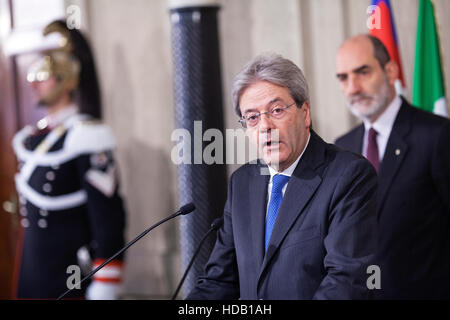 Rome, Italie. 11 décembre 2016. Paolo Gentiloni, le premier ministre désigné, prend la parole lors d'une conférence de presse après sa rencontre avec le président italien Sergio Mattarella au Palais du Quirinal à Rome, Italie. Credit : Sara De Marco/Alamy Live News. Banque D'Images