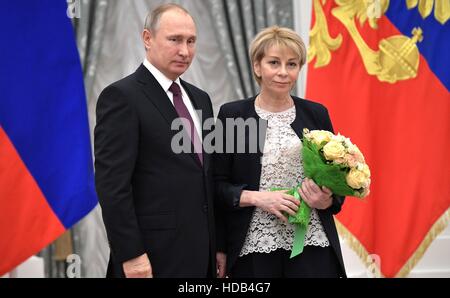 Le président russe Vladimir Poutine présente Yelizaveta Glinka, directeur exécutif de l'association caritative internationale aide juste les réalisations exceptionnelles dans le domaine des droits de l'homme au cours d'une cérémonie au Kremlin, le 8 décembre 2016 à Moscou, Russie. Banque D'Images