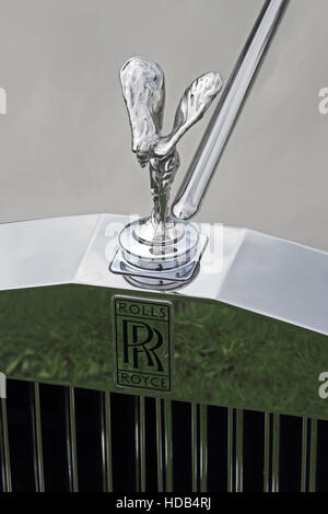 Grille de calandre et le logo de Rolls Royce, avec chrome Flying Lady Mascot Banque D'Images