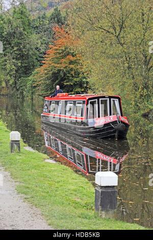 Croisière en bateau étroit sur le canal de Rochdale en automne Banque D'Images