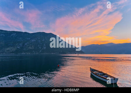 Le bateau dans la mer au coucher du soleil avec les montagnes en arrière-plan. La baie de Kotor. Le Monténégro. Banque D'Images