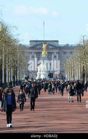 Touristes dans le Mall regardant vers le monument Victoria et Buckingham Palace, Londres, Royaume-Uni Banque D'Images