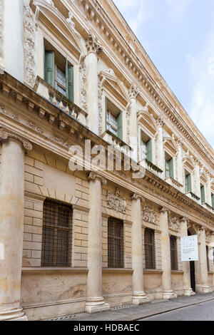 180 / 5 000 Palazzo Barbaran Da Porto est un palais de Vicenza, construit entre 1570 et 1575 par Andrea Palladio. Vicenza, Vénétie, Italie. Banque D'Images