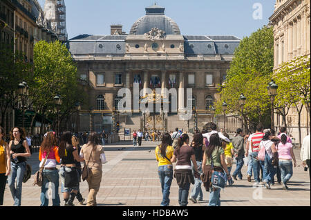 Les étudiants et les touristes à pied à la place Louis Lepine près du Palais de Justice sur l'Ile de la Cité à Paris, France. Banque D'Images
