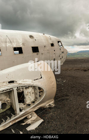 Islande - Solheimasandur United States Navy épave de l'avion DC-3 vue latérale d'une section de l'aile et de pilotage. Banque D'Images