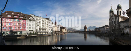 La Suisse, l'Europe : vue panoramique sur les toits de la ville médiévale de Lucerne avec l'église des Jésuites, la Tour de l'eau et le pont de la chapelle Banque D'Images