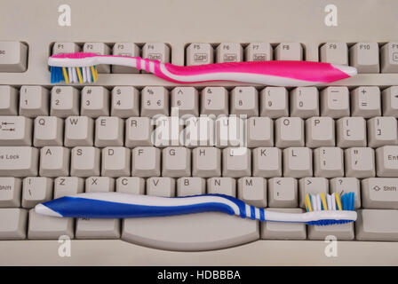 Un clavier d'ordinateur et de brosses à dents. Couleur gris clair. Banque D'Images