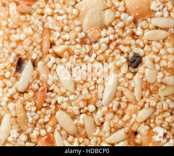 Indian sweet friable avec des graines de sésame, close-up Banque D'Images
