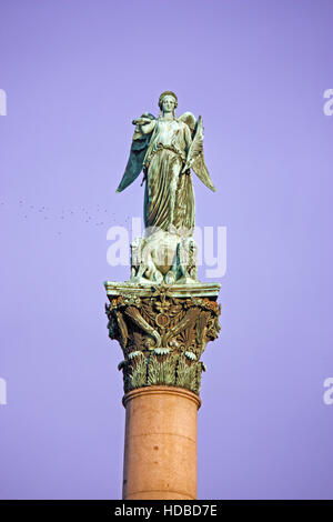 Statue sur la colonne du jubilé du roi Guillaume à Schlossplatz, Stuttgart, photo prise dans le soleil couchant Banque D'Images