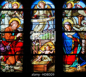 Vitraux dans l'église Sainte Eustache à Paris, France, représentant une scène de la Nativité à Noël Banque D'Images