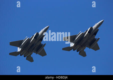 Deux avions de chasse de l'US Air Force volant en formation avec un fond de ciel bleu Banque D'Images