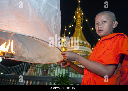 Monks lancer hot air balloon festival de Loy Krathong Mae Hong Son, Thaïlande Banque D'Images