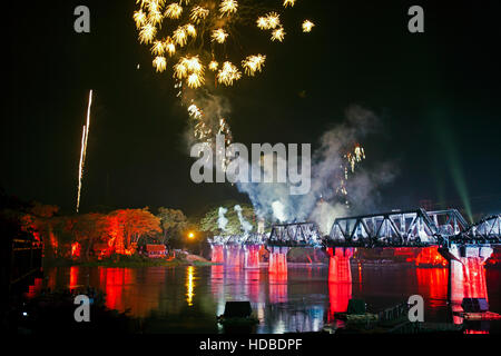 Spectacle son et lumière avec feu d'artifice Rivière Kwai Bridge Festival Thaïlande Kanchanaburi Banque D'Images