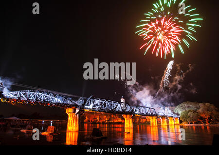 Spectacle son et lumière avec feu d'artifice Rivière Kwai Bridge Festival Thaïlande Kanchanaburi Banque D'Images