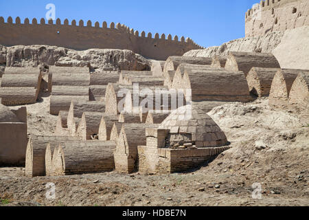 Cimetière médiéval autour du Mausolée Pahlavon Mahmud dans Khiva, Ouzbékistan Banque D'Images